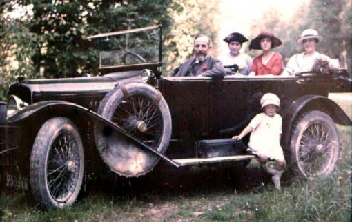 41 - MADO devant la voiture de sa famille en 1920
