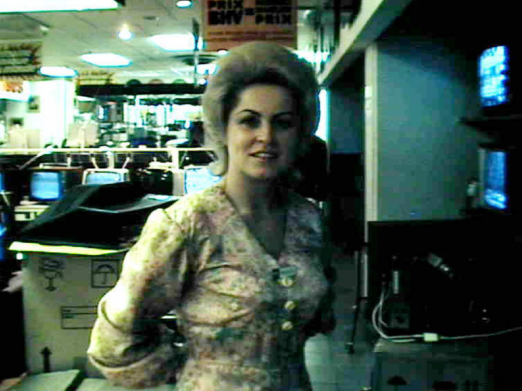 12 - 1972 - Une vendeuse au rayon télévision